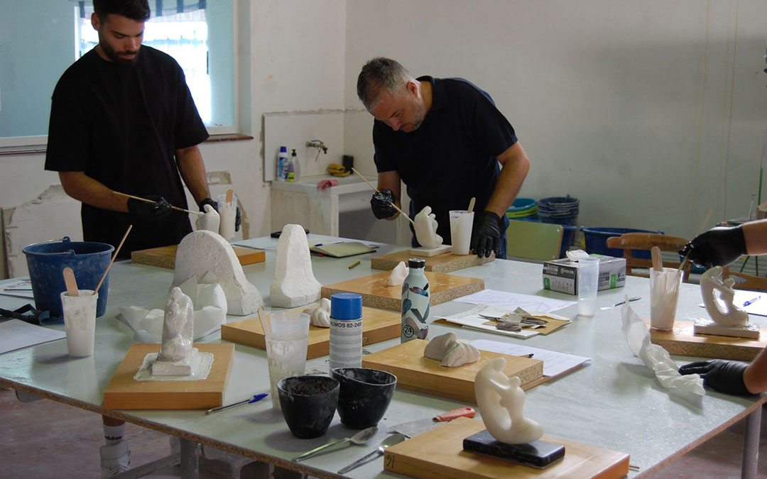 Acción en el taller con varias piezas en marcha guiadas por Elbaile, técnico en la Real Academia de San Fernando. / CIDA