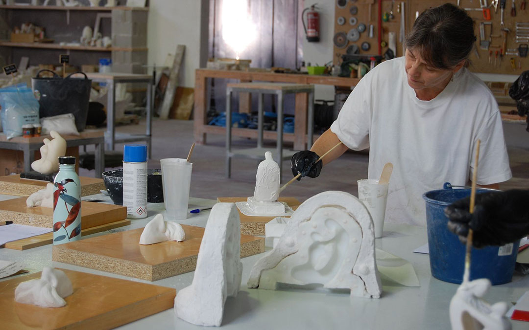Acción en el taller con varias piezas en marcha guiadas por Elbaile, técnico en la Real Academia de San Fernando. / CIDA