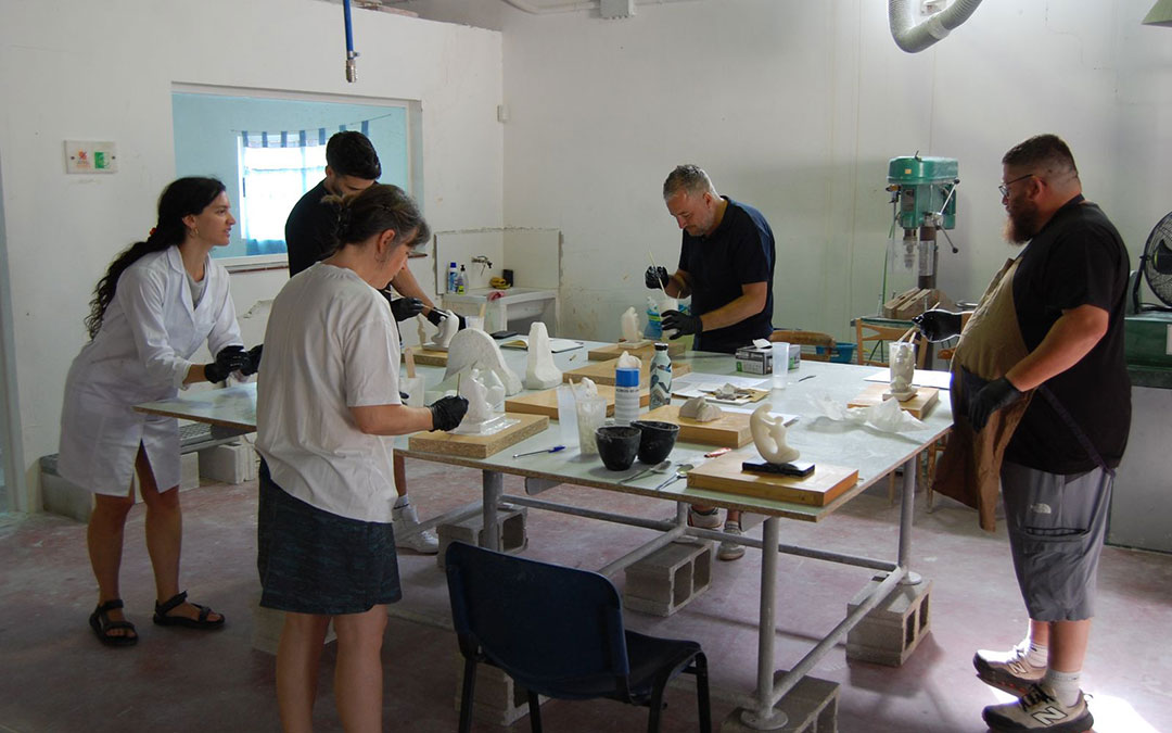 Acción en el taller con varias piezas en marcha guiadas por Elbaile, técnico en la Real Academia de San Fernando. / CIDA