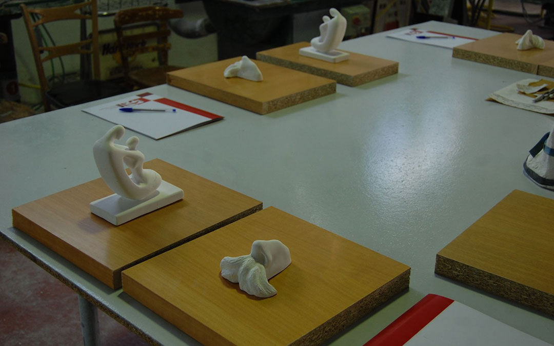 Acción en el taller con varias piezas en marcha guiadas por Elbaile, técnico en la Real Academia de San Fernando. / CIDA