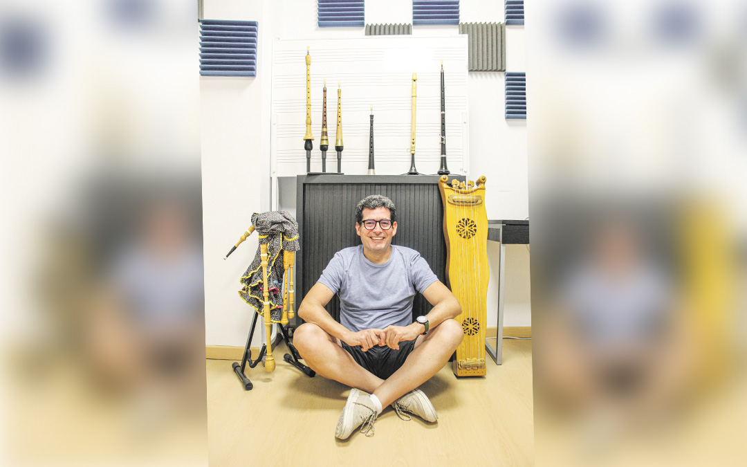 Quesada, en la academia en Alcañiz entre la gaita de boto y el salterio. Arriba, la trompa de Graus, tres dulzainas, el chiflo y la tarota. / B. Severino