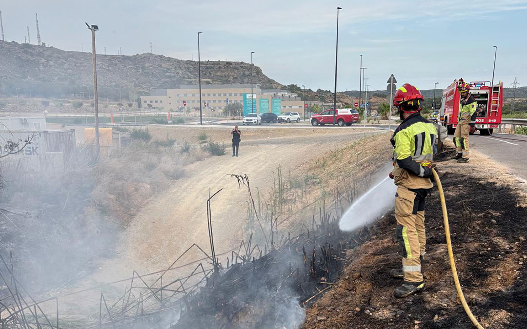 Bomberos intervienen en el incendio en el Camino de Santa Bárbara. / Bomberos DPT