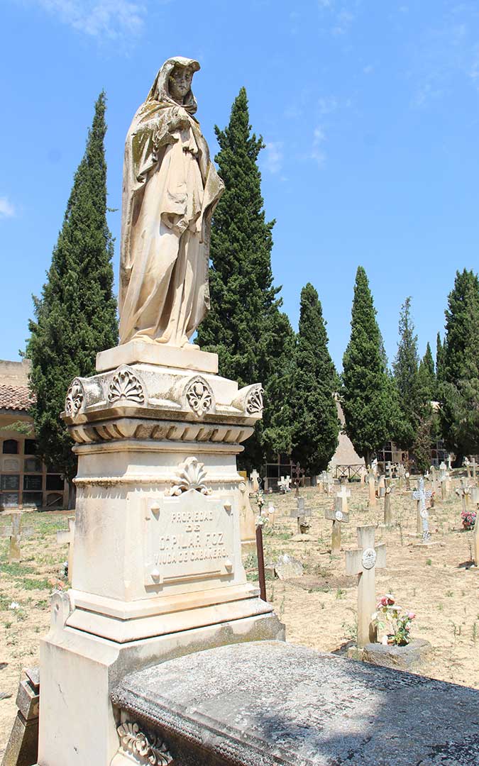 La escultura lleva en pie 126 años y parece que hay dos tipos de piedra. / B. Severino