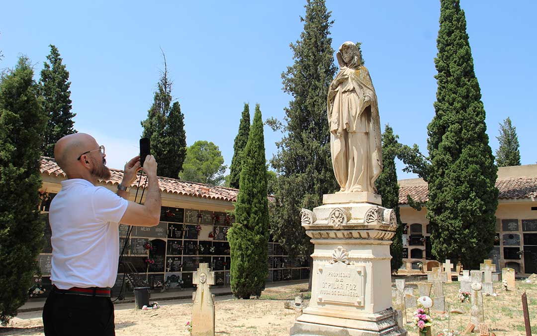 Jorge Egea, a comienzos de agosto en una de sus visitas al mausoleo para recabar datos. / B. Severino