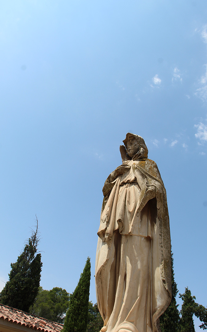 Es la única escultura que hay en el cementerio y, por su ubicación en la entrada, todos los alcañizanos han pasado por delante de ella. / B. Severino