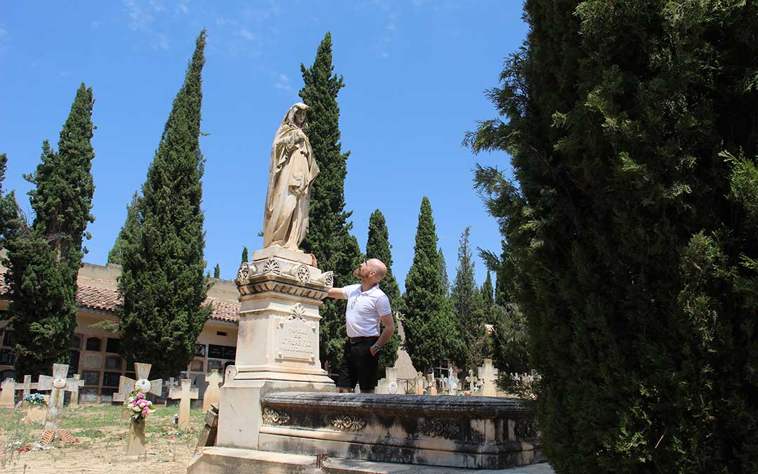 Jorge Egea junto al mausoleo de Vicenta Estrada propiedad de Pilar Foz. Siempre le había llamado la atención. / B. Severino