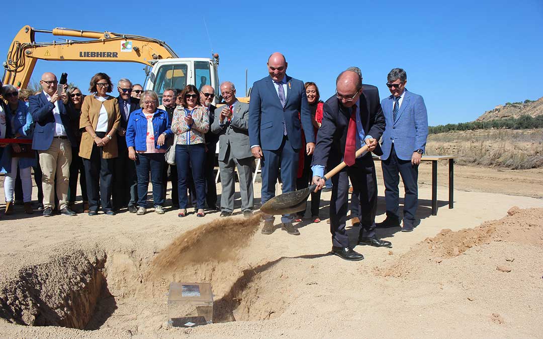 Javier Lambán puso la primera piedra de las obras del Hospital de Alcañiz en 2017. Junto a él, el entonces alcalde, Juan Carlos Gracia Suso. / La Comarca