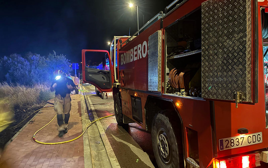 Los bomberos en el incendio del Camino Hondo de Alcorisa. / L.C.