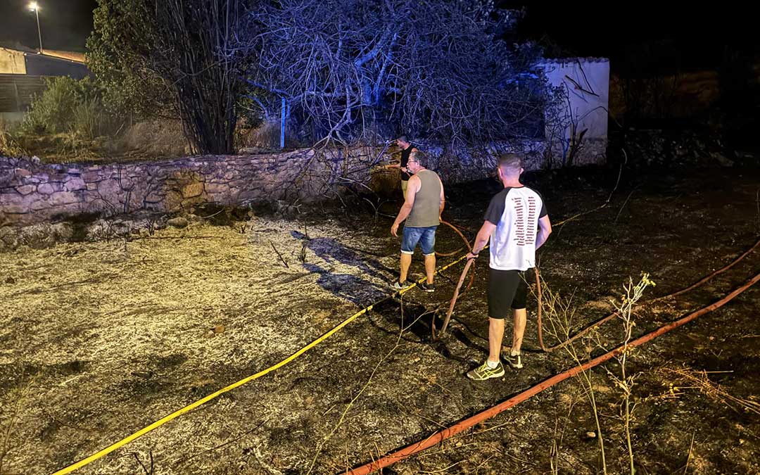 Varios vecinos en el incendio del Camino Hondo con sus mangueras. / L.C.