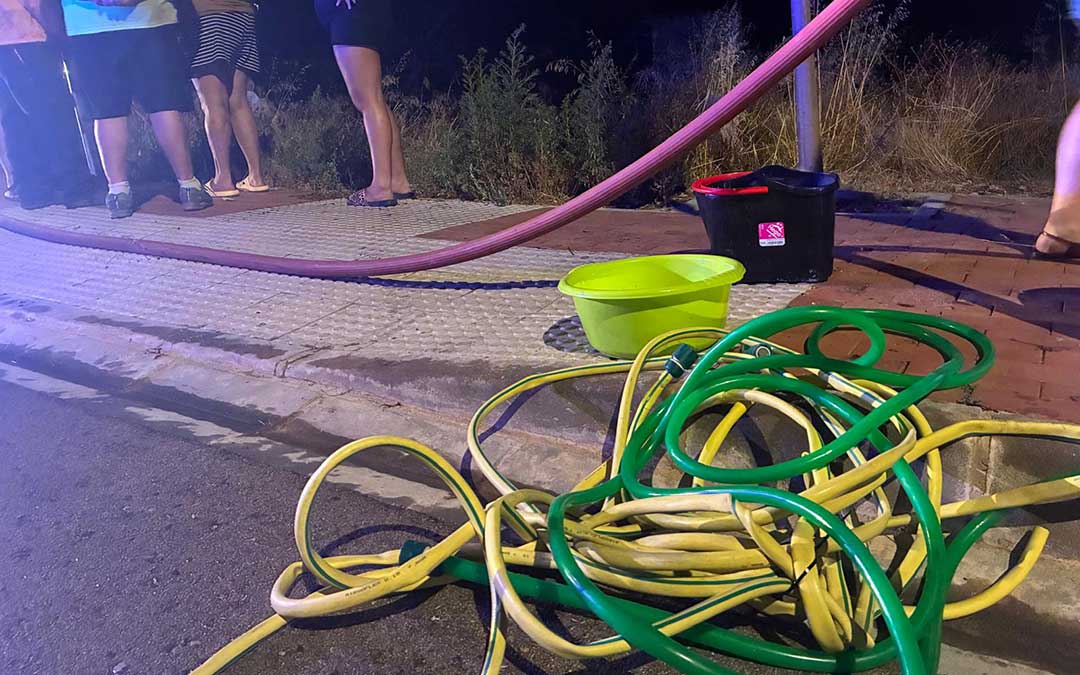 Unión vecinal con cubos y mangueras para apagar un incendio en el Camino Hondo de Alcorisa. / L.C.