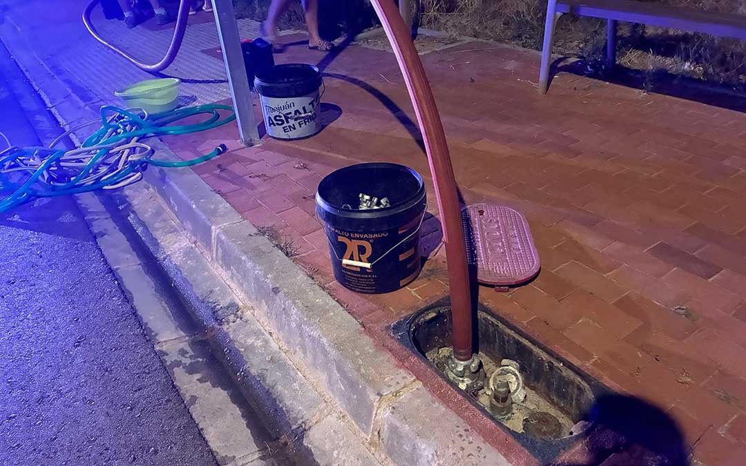 Unión vecinal con cubos y mangueras para apagar un incendio en el Camino Hondo de Alcorisa. / L.C.