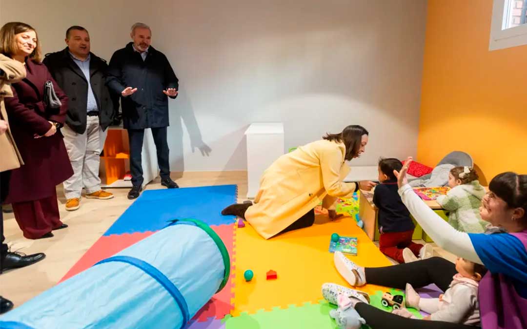 El presidente de Aragón, Jorge Azcón, durante su visita en la inauguración de la casa de infancia de Aliaga./ H.A.