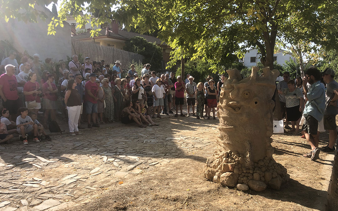 Inauguración de una nueva obra en el parque escultórico 'Los barrancos' de Alloza de la mano de Raúl Escuín. / Manuel Galve
