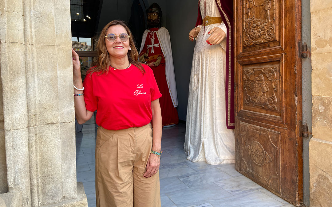 La alcaldesa, Ana Jarque, posa con la camiseta de La Oficina, su peña, que este año cumplen 35 años sacando el toro de fuego de las patronales. Ella ha sacado algún manso y estas fiestas igual se atreve también. / A.Z
