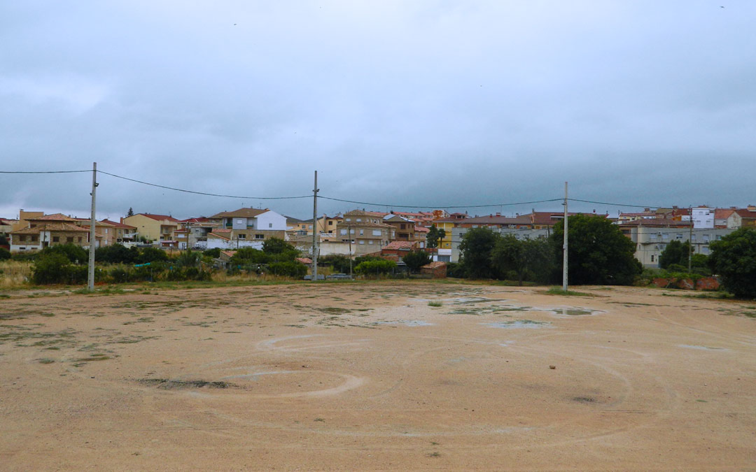 Espacio donde el ayuntamiento proyecta el futuro pabellón y donde se ubica la feria Lakuerter Ibera. / S.C