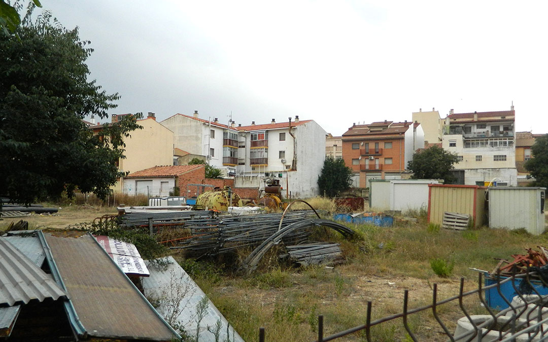 Parcela en la que se llevarán a cabo las obras del parking y detrás la calle Don Alejo Abellán. / S.C