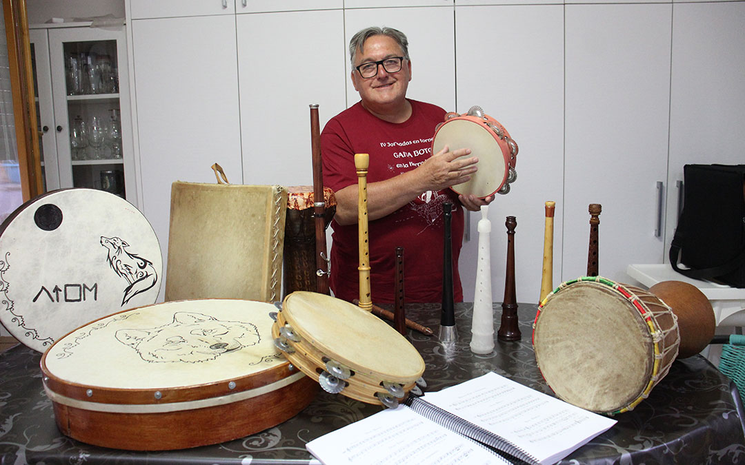 Pepe Pastor y una pequeña parte de su colección. En el centro, una dulzaina de alabastro regalo reciente del Tío Wences de Alcorisa. Hay un chiflo, una tarota, una trompa y una dulzaina comprada al mítico artesano de Morella, Casimiro. El lobo de los panderos es por su clan en la feria íbera Lakuerter, de la que también trata de investigar. / B. Severino