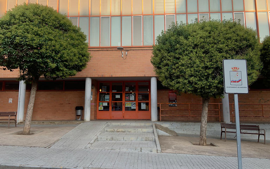 Entrada habitual de los usuarios al polideportivo municipal de Andorra. / S.C