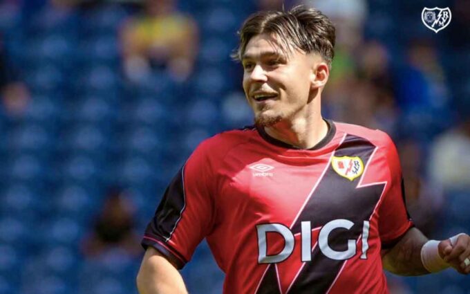 De Aguaviva a conquistar Europa: Andrei Ratiu se clasifica con el Rayo Vallecano para la final de la Conference League