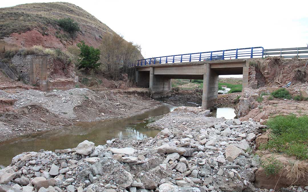 Restos de la crecida del Aguasvivas a su paso por Azaila dos meses después. / B. Severino