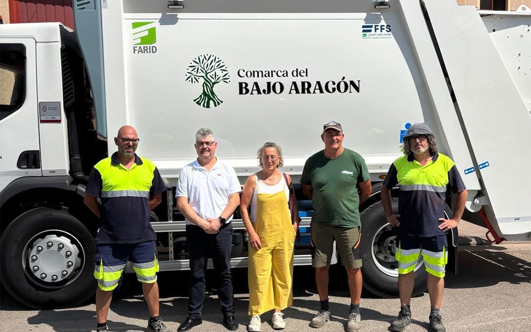 José Miguel Celma y Reyes Gimeno junto a trabajadores comarcales. / Comarca Bajo Aragón