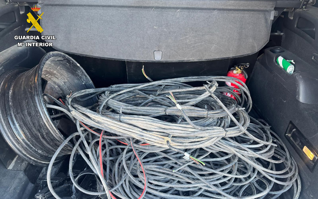 El maletero del detenido lleno de cables de cobre sustraídos ilegalmente./ G.C.