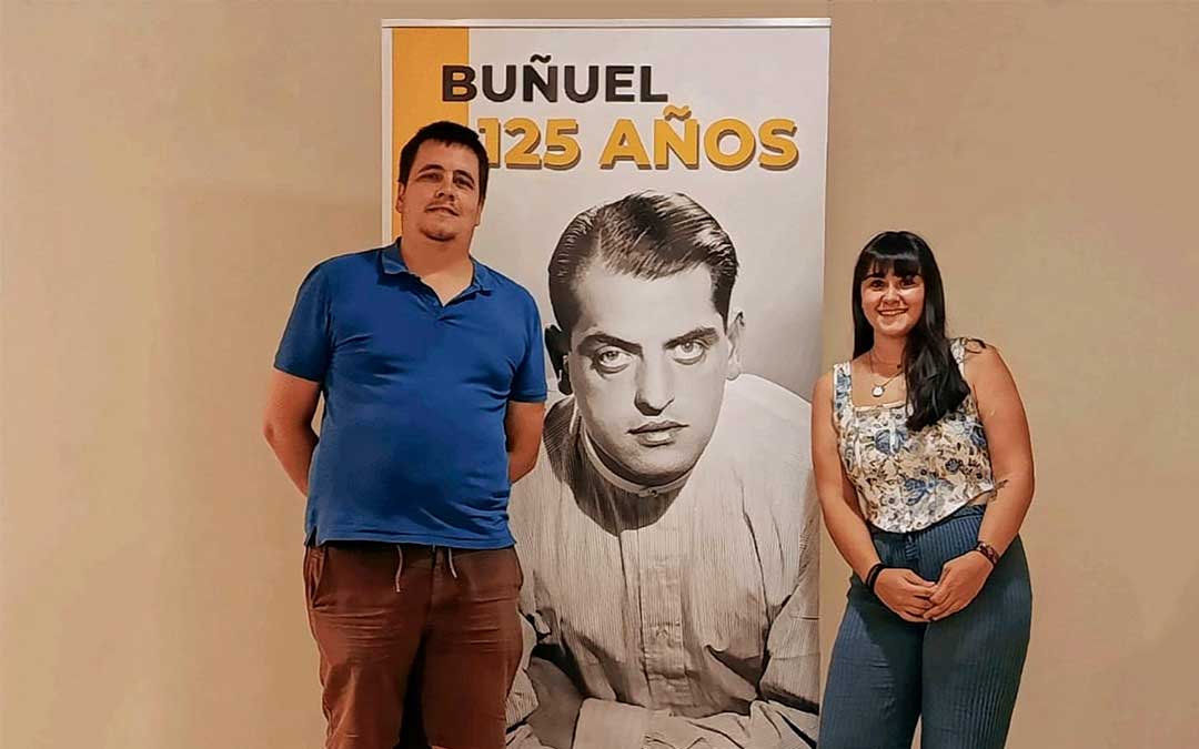 Alba Andía, estudiante en prácticas de 'Campus Rural', junto a Francisco, técnico auxiliar de Cultura./ A.A.