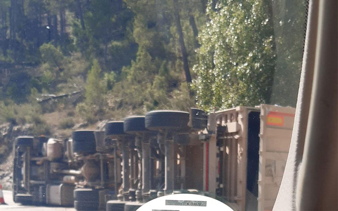 El camión de arcilla volcado este lunes en la carretera. / Afectados por la Minería Teruel
