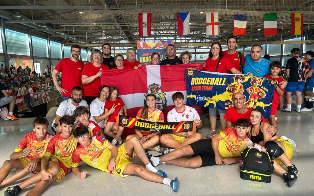 Los jugadores, cuerpo técnico y familias./ Club Datchball Caspe