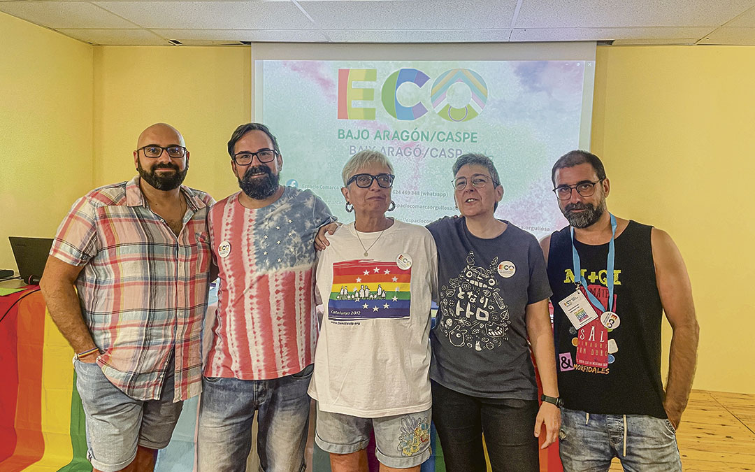 Foto de familia de los fundadores de la asociación tras la presentación. / S.F
