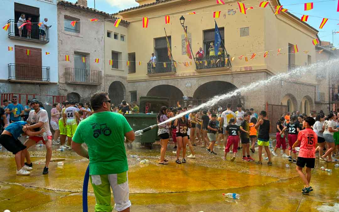 Arranque de las fiestas de Castelserás en la Plaza España./ A.D.
