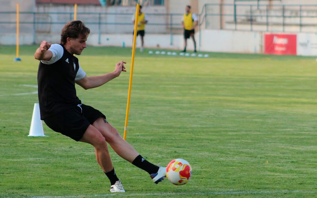 El central del Andorra C.F. Carlos Guía disputa un balón en el entrenamiento del miércoles en el Endeiza / andorraclubfutbol
