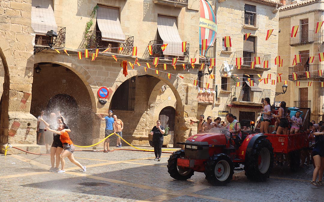 Con un tractor con ponche para todos y manguera en mano se abría paso en la plaza después del chupinazo de este jueves en Calaceite. / A.Z