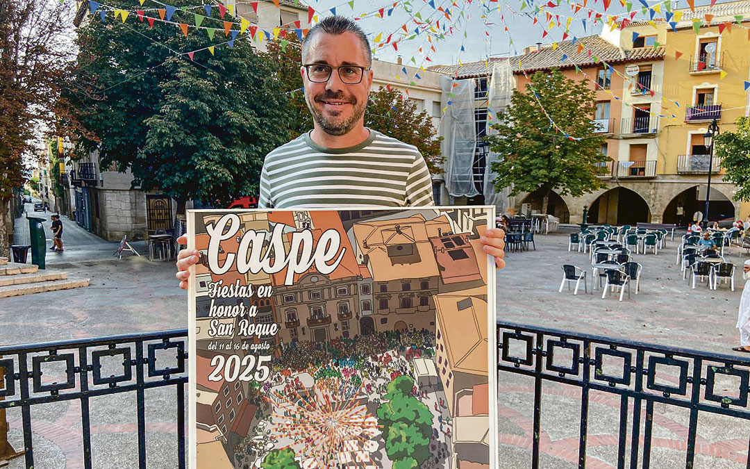 n David García, concejal de festejos, posando junto al cartel de las fiestas patronales de Caspe / A.Z