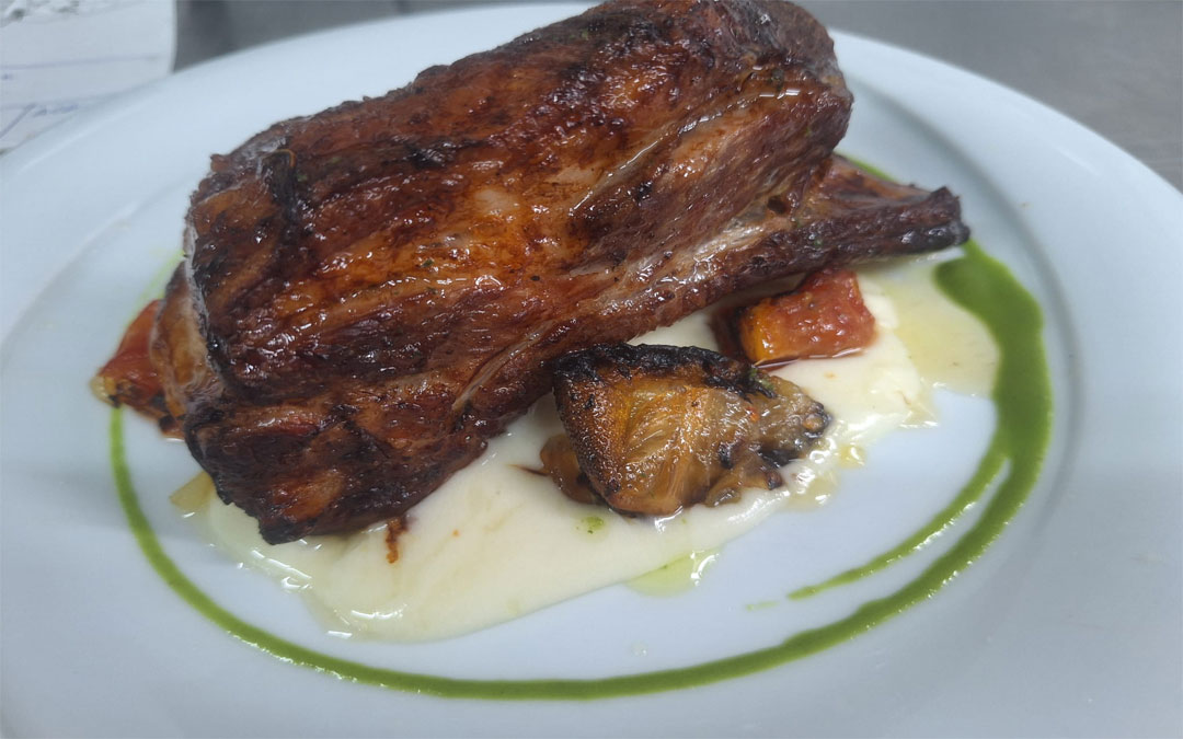 Costilla de cerdo asada con lima, romero y parmentier de coco./ Manuel Barrau