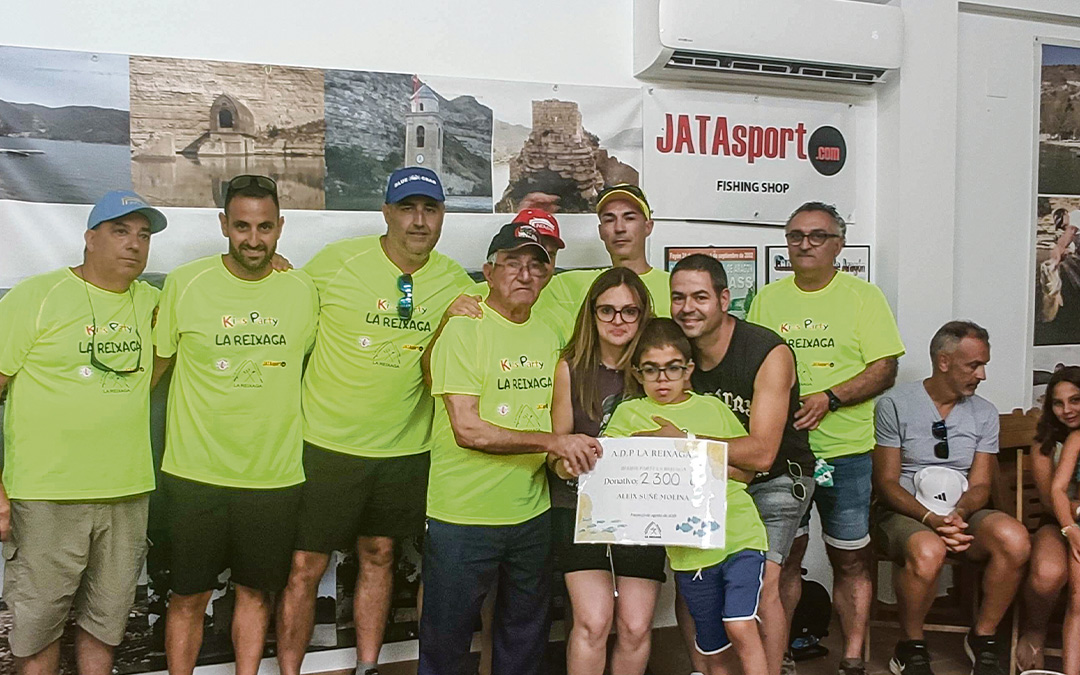 Momento en el que la asociación entregó el donativo a Aleix y sus padres./ Yolanda Martín