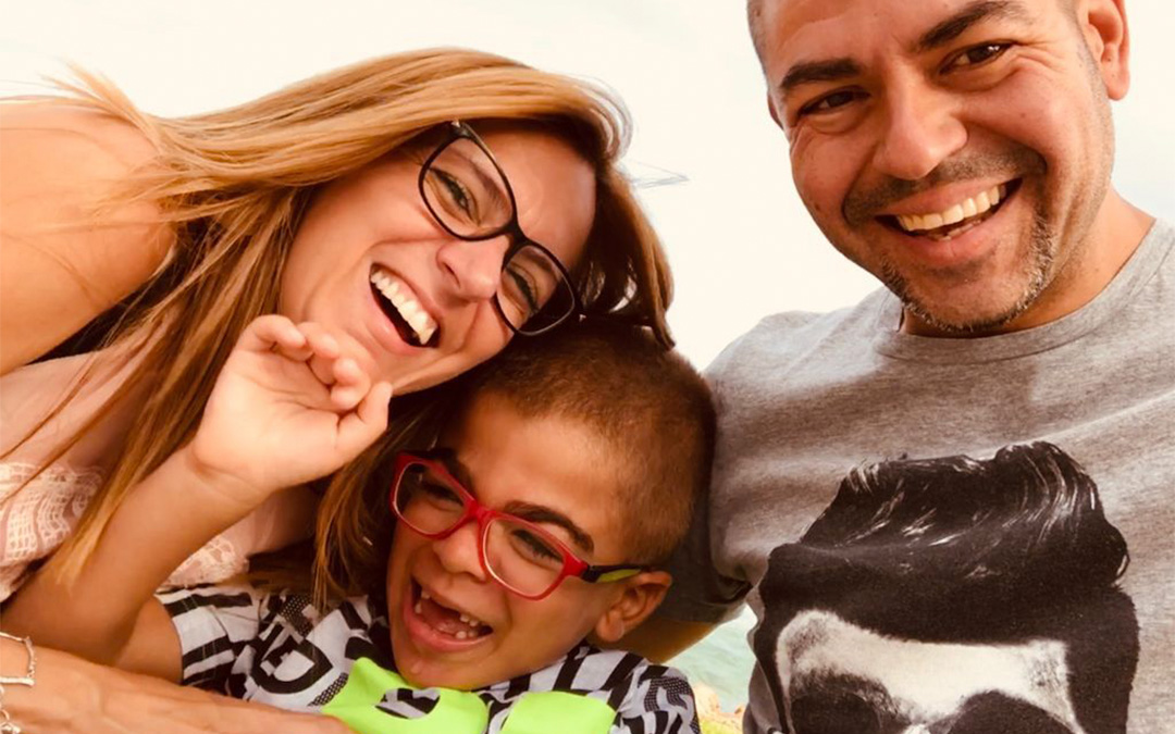 Aleix Suñé con sus padres Thais Molina y Jusep Suñé./ Archivo familiar
