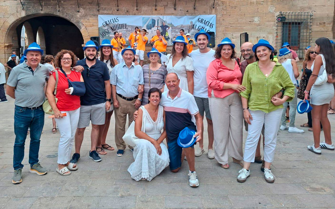 José Miguel Carod, junto a su esposa y familiares, posa delante de la pancarta en su honor por sus 40 años de trabajo / La Fresneda
