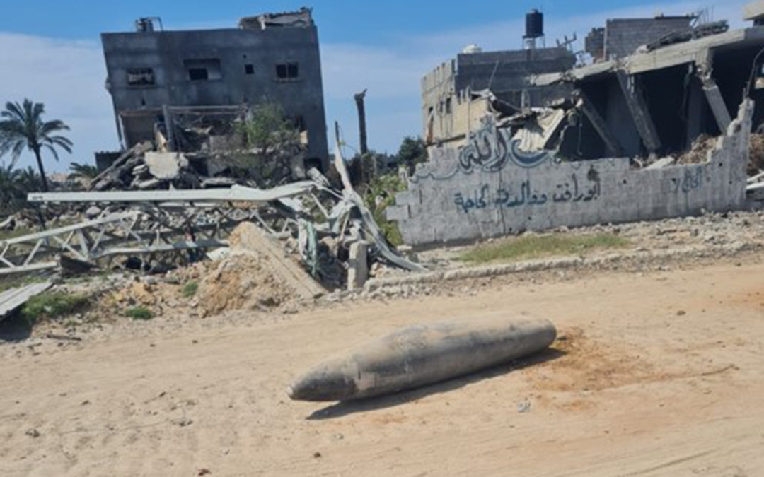 El barrio entre bombas en Gaza. Un misil en la calle. / Archivo familiar