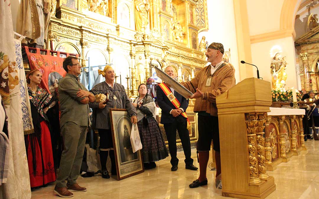 Intercambio de recuerdos entre Híjar y Zaragoza como broche al Rosario de Cristal en las fiestas. / B. Severino