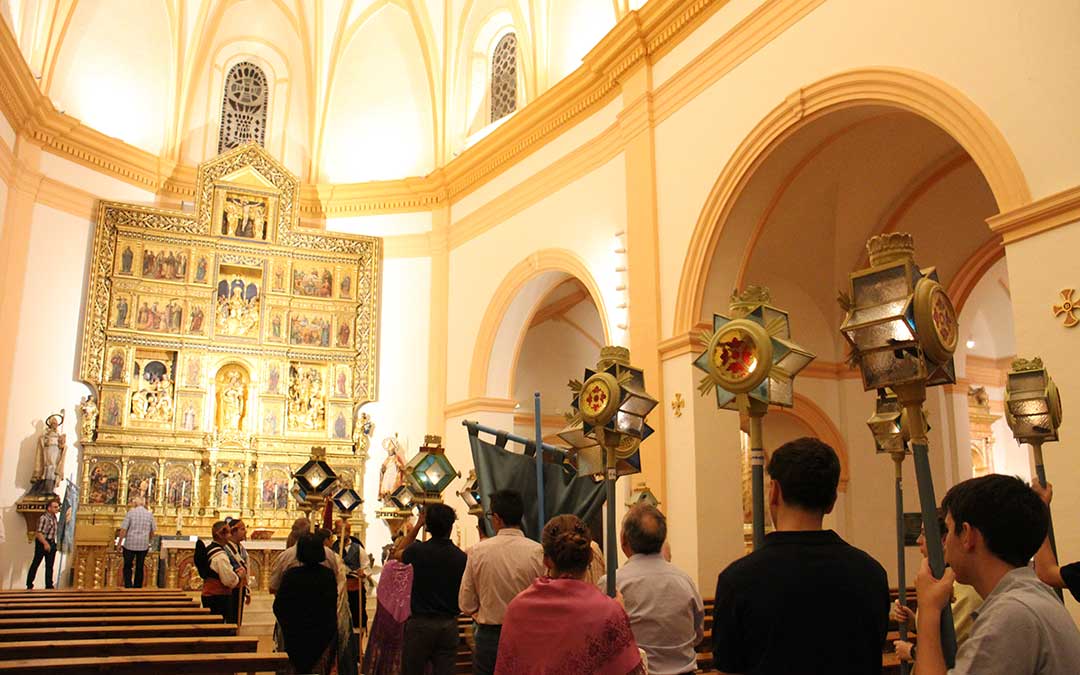 Entrada del Rosario de Cristal a la iglesia. / B. Severino