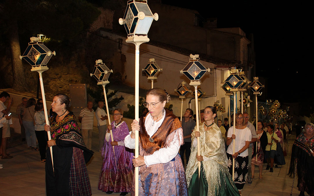 Llegada del Rosario de Cristal a la iglesia. / B. Severino