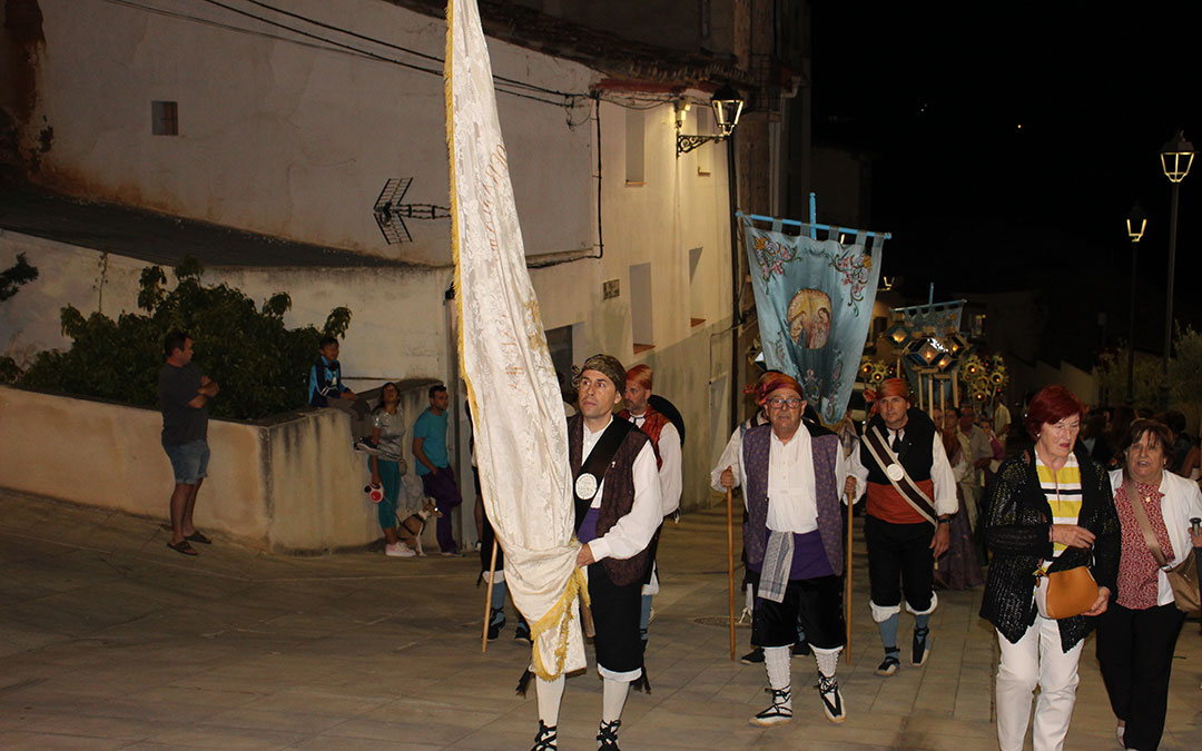 Por primera vez, José Manuel Lanuza no portó la bandera, le cedió el testigo a su sobrino Daniel a que acompañó en el recorrido del Rosario de Cristal. / B. Severino