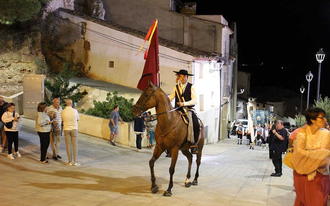 Llegada del Rosario de Cristal a la iglesia con el guarda a caballo de avanzadilla. / B. Severino