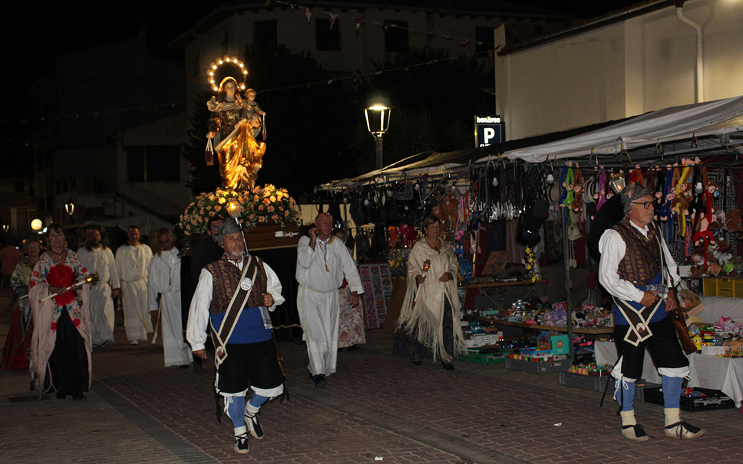 La peana y los guardas del Monte Carmelo avanzan en el Rosario de Cristal de Híjar a su paso por la avenida del Carmen. / B. Severino