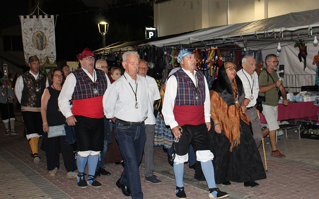 Los rosarieros entonando sus coplas en el Rosario de Cristal de Híjar a su paso por la avenida del Carmen. / B. Severino