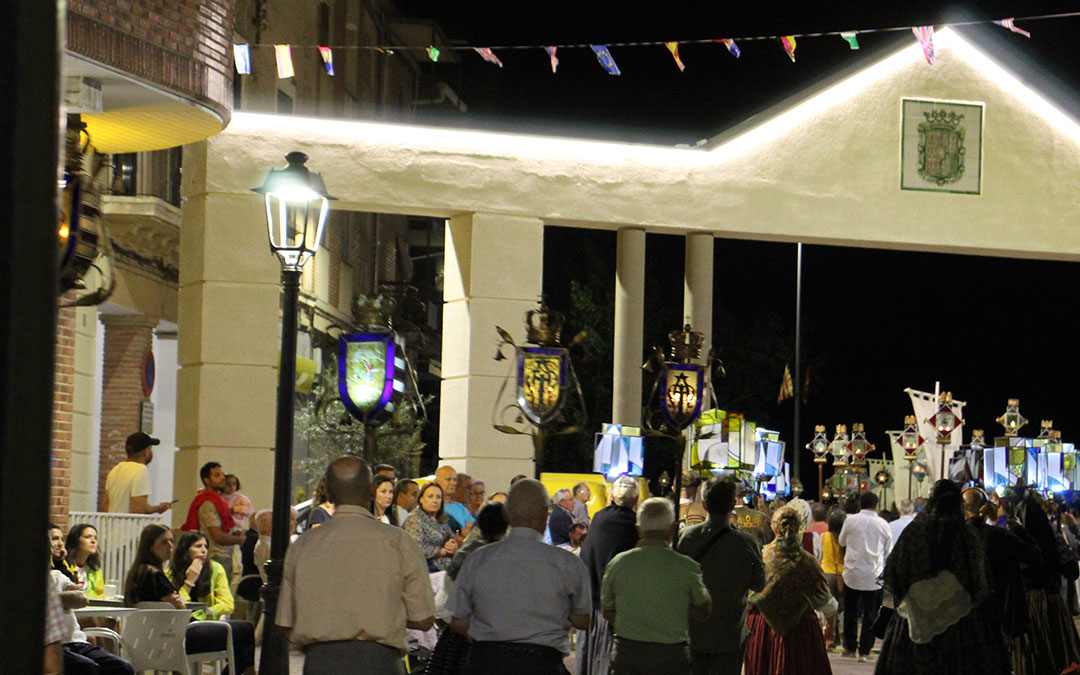 El Rosario de Cristal de Híjar a su paso por la avenida del Carmen. / B. Severino