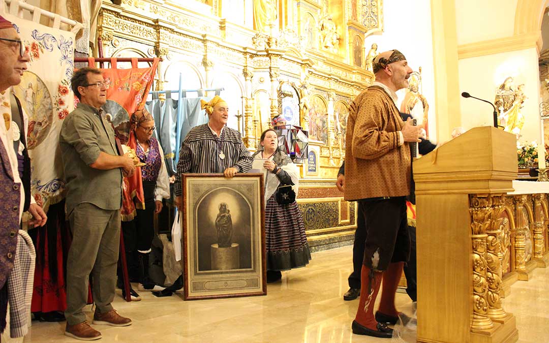 Intercambio de recuerdos entre Híjar y Zaragoza como broche al Rosario de Cristal en las fiestas. / B. Severino