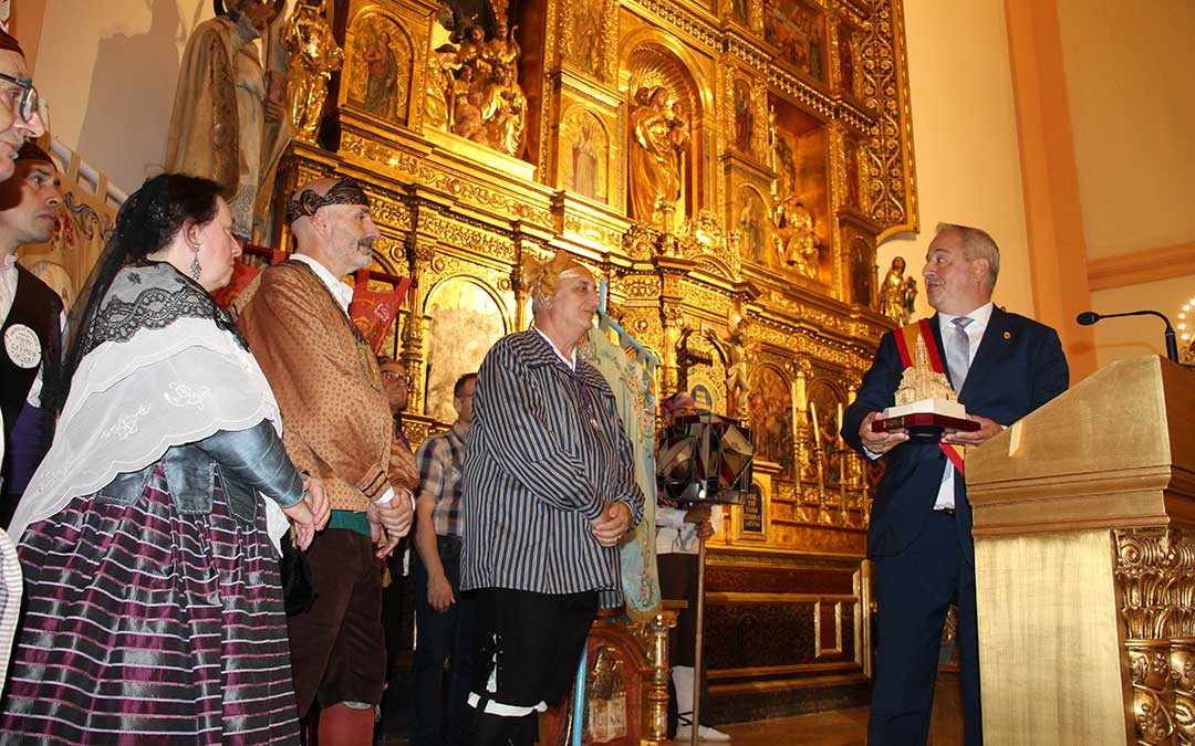 Intercambio de recuerdos entre Híjar y Zaragoza como broche al Rosario de Cristal en las fiestas. / B. Severino