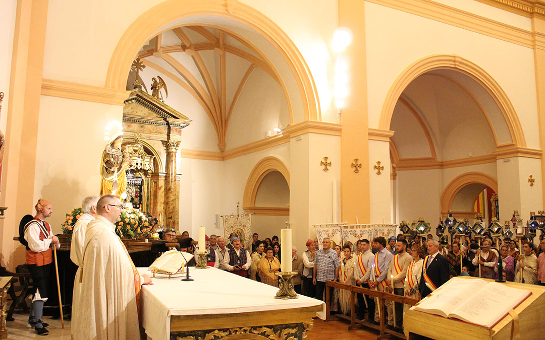 Reina, Damas y ayuntamiento, cerraron la procesión y presidieron la despedida con el 'Ángelus' en la iglesia. / B. Severino